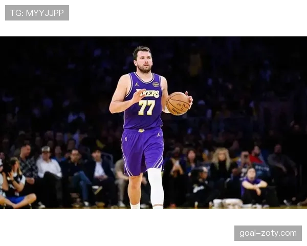 东契奇又在场边嚼着能量胶看队友打决胜球，这松弛感真是独一份了